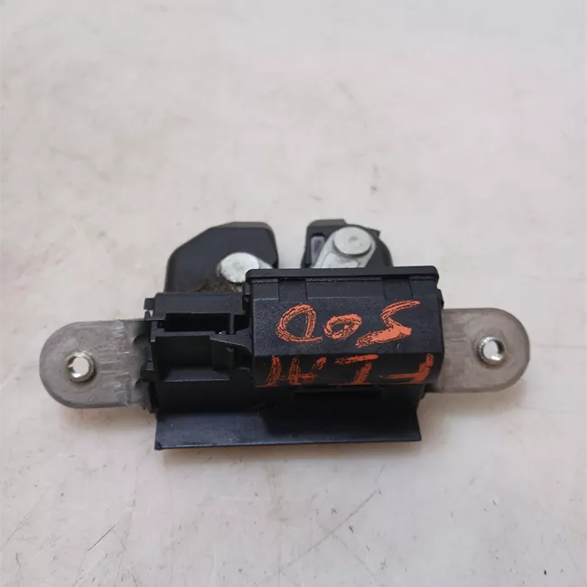 Serratura portello posteriore con aggancio