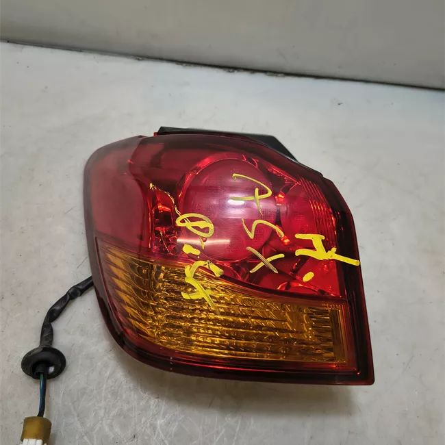 Fanale posteriore parte esterno sinistro con lampadine