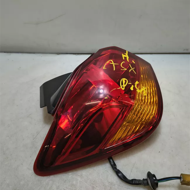 Fanale posteriore parte esterno sinistro con lampadine