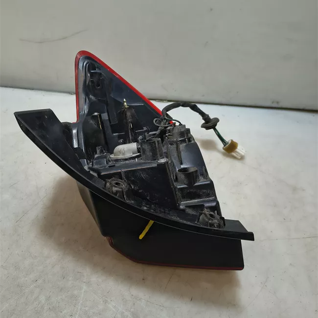 Fanale posteriore parte esterno sinistro con lampadine