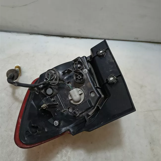 Fanale posteriore parte esterno sinistro con lampadine