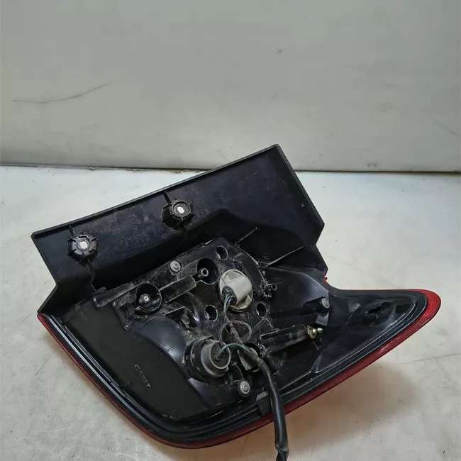 Fanale posteriore parte esterno sinistro con lampadine