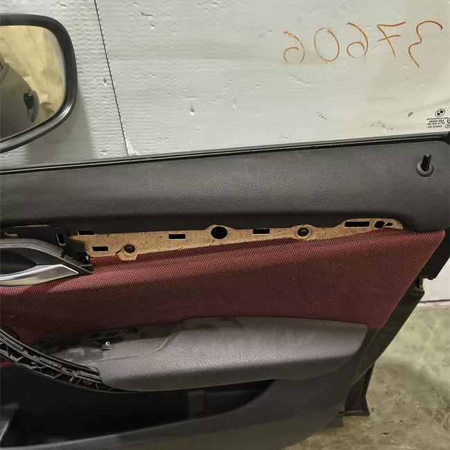 Porta anteriore destra