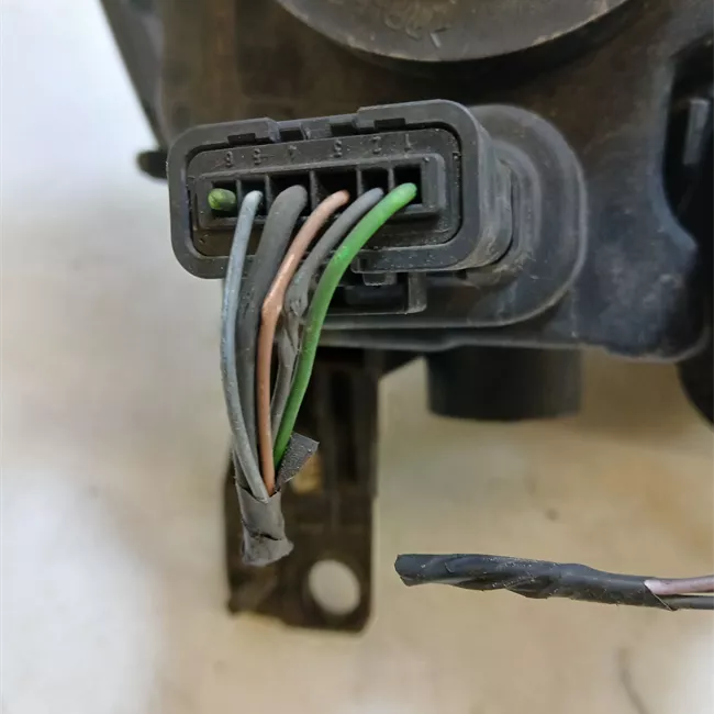 Proiettore sinistro Faro 01