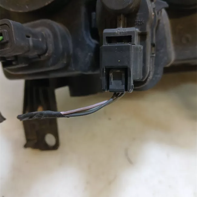 Proiettore sinistro Faro 01