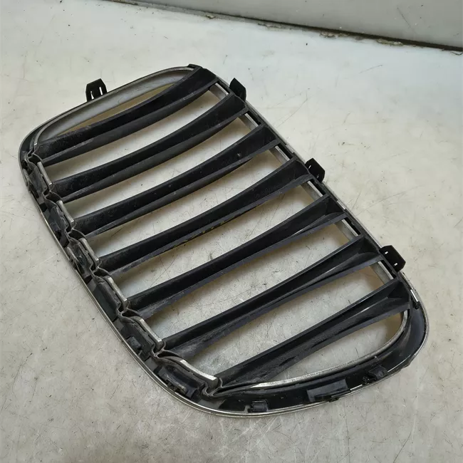 Griglia destra M Performance nero lucido