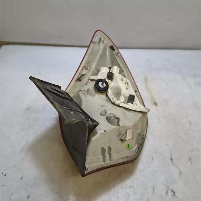 Fanale posteriore parte esterno sinistro