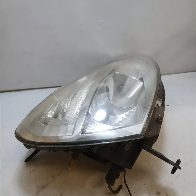 Proiettore destro Faro 02