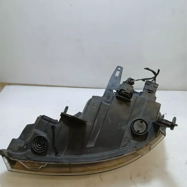 Proiettore destro Faro 02