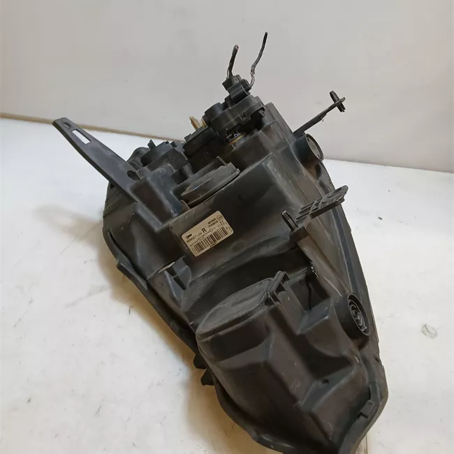 Proiettore destro Faro 02