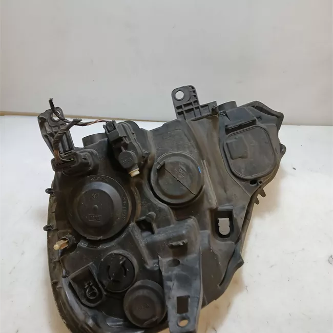 Proiettore destro Faro 02