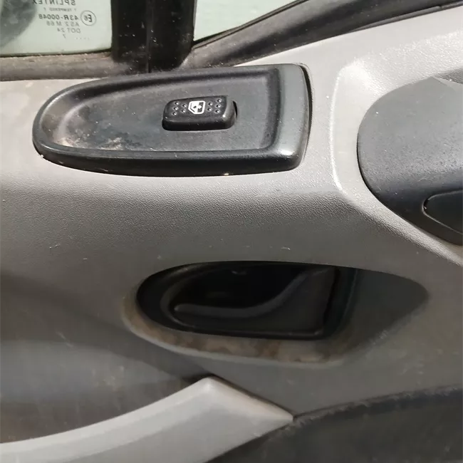 Porta anteriore destra