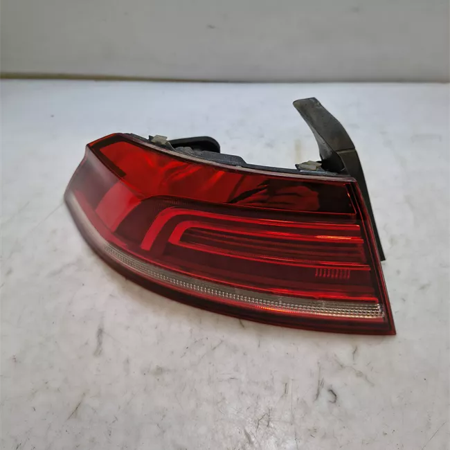 Fanale posteriore parte esterno sinistro Led