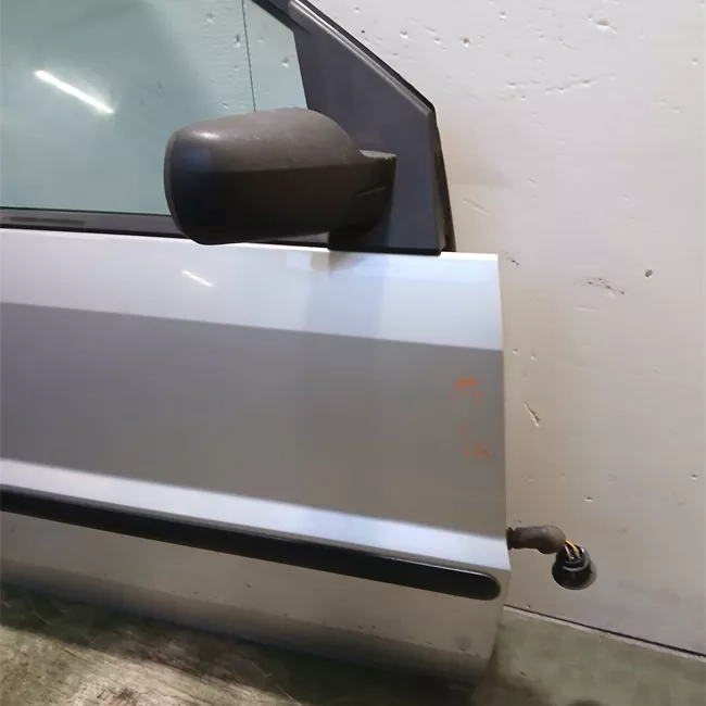 Porta anteriore destra