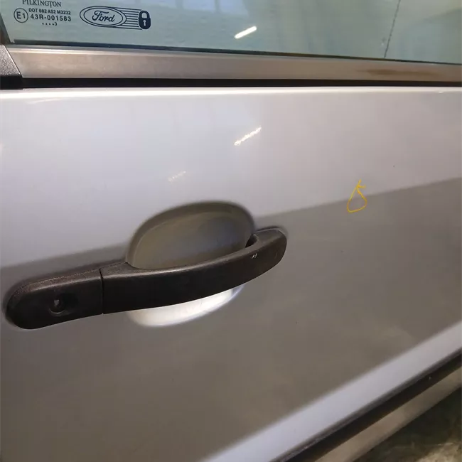 Porta anteriore destra