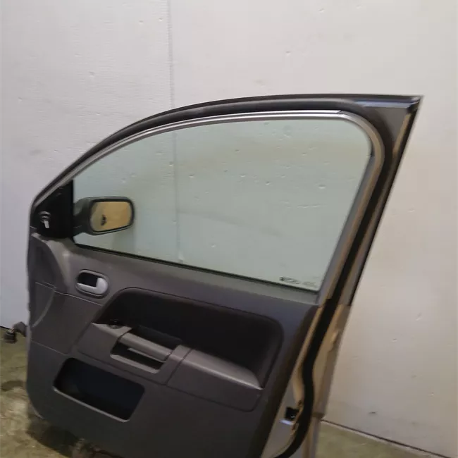 Porta anteriore destra