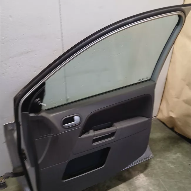 Porta anteriore destra