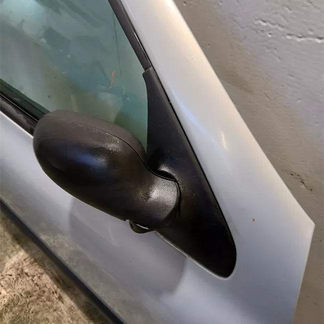 Porta anteriore destra