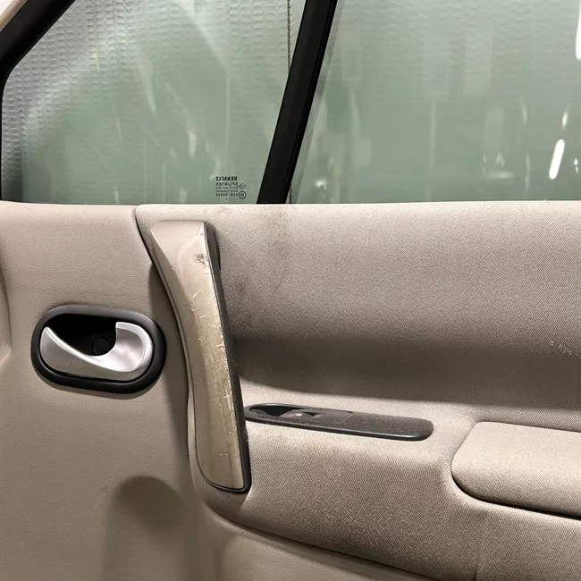 Porta anteriore destra