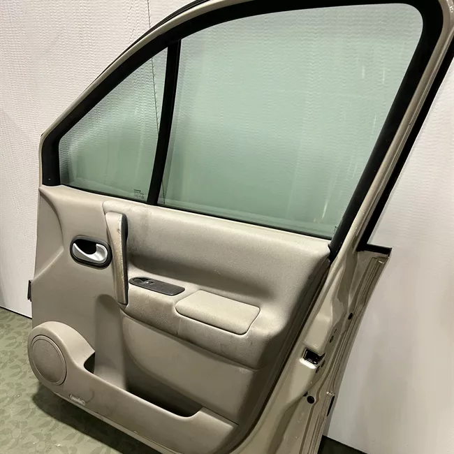 Porta anteriore destra