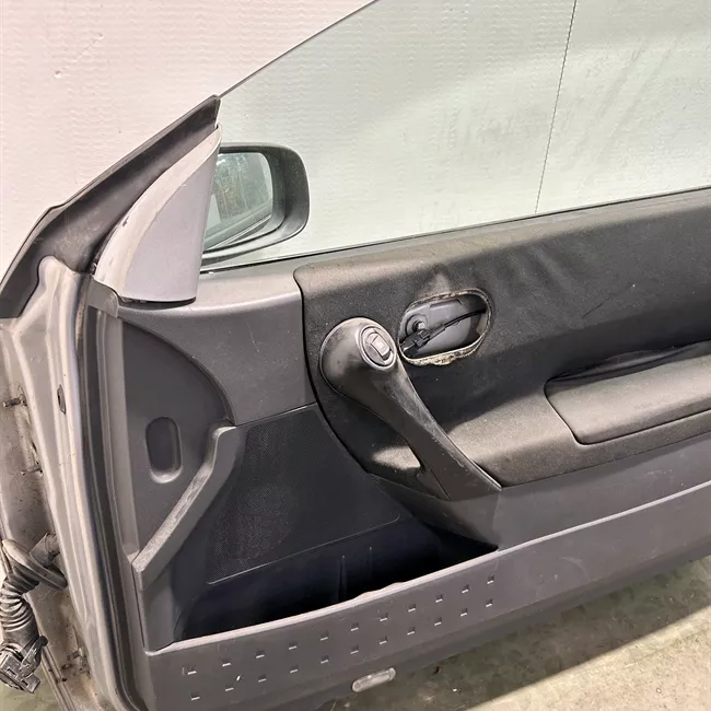 Porta anteriore destra