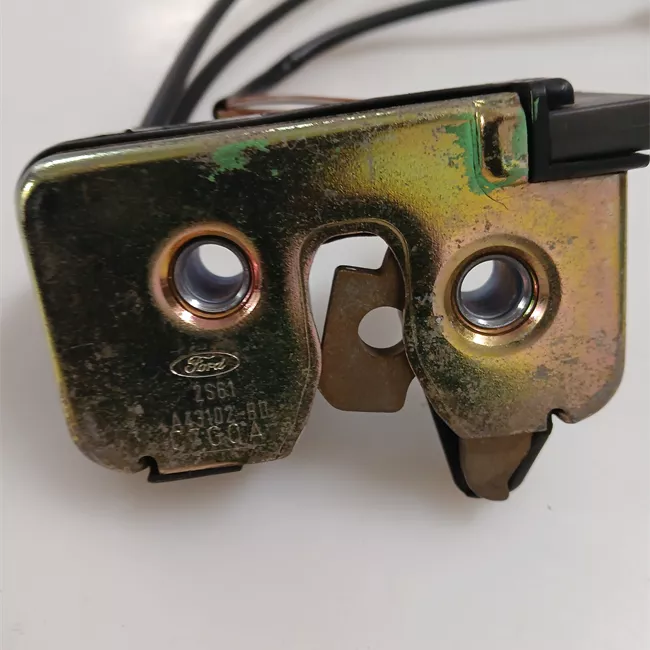 Serratura portello posteriore con sgancio posteriore telecomandato