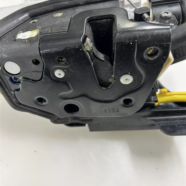 Serratura porta anteriore sinistra con impianto allarme