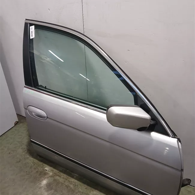 Porta anteriore destra