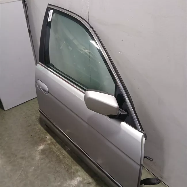 Porta anteriore destra