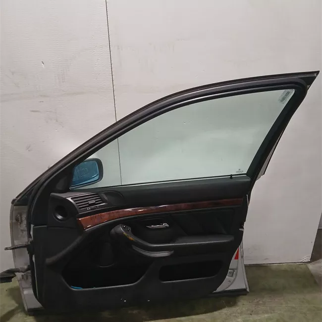 Porta anteriore destra