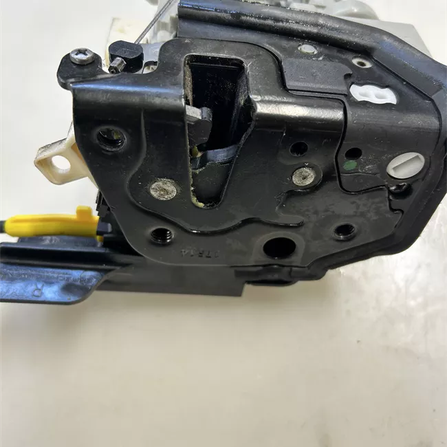 Serratura porta anteriore destra con impianto allarme