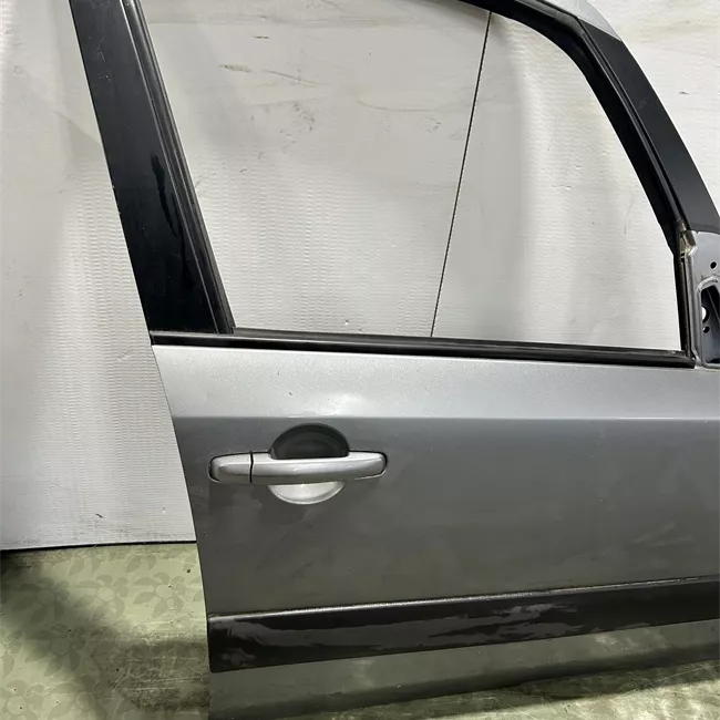 Porta anteriore destra