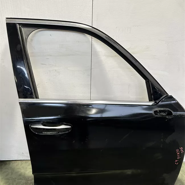 Porta anteriore destra