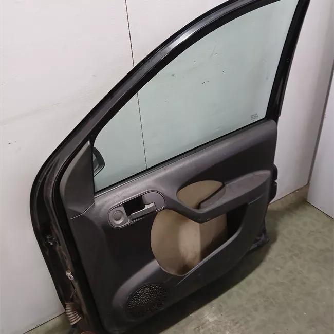 Porta anteriore destra