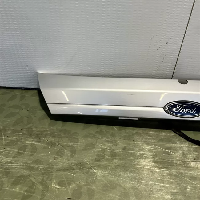 Maniglia portello posteriore con cromatura grigio polvere di luna