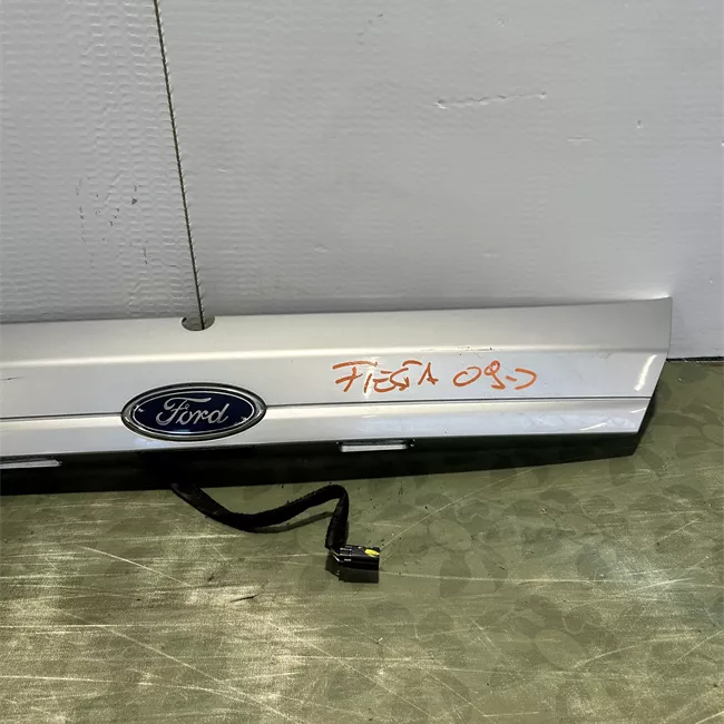 Maniglia portello posteriore con cromatura grigio polvere di luna