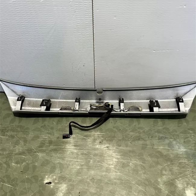 Maniglia portello posteriore con cromatura grigio polvere di luna