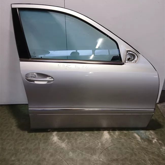 Porta anteriore destra