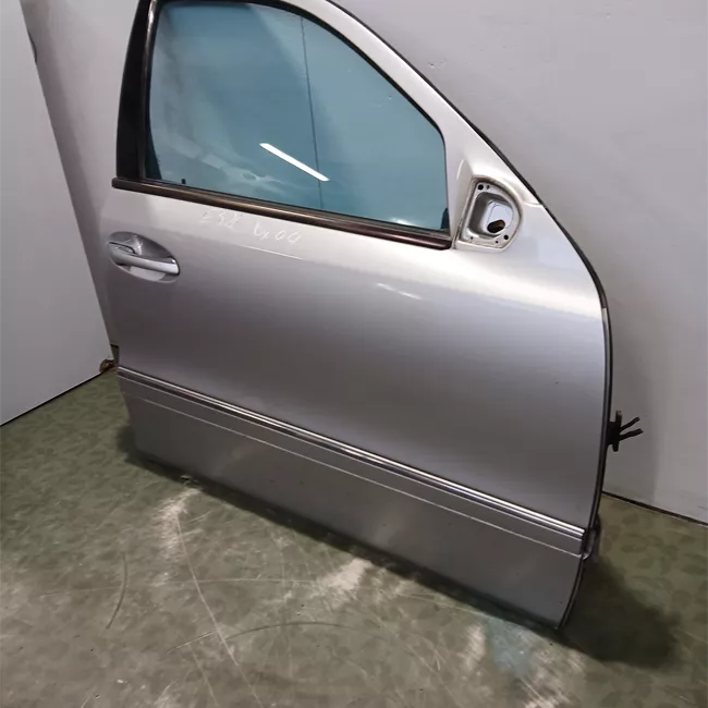 Porta anteriore destra