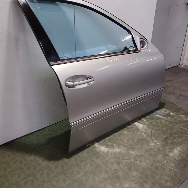 Porta anteriore destra