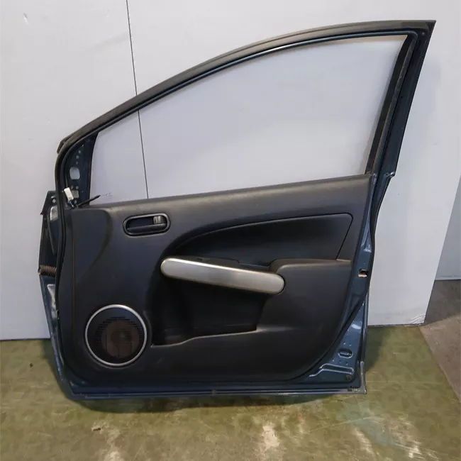 Porta anteriore destra