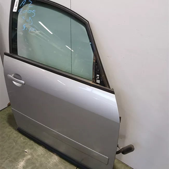 Porta anteriore destra