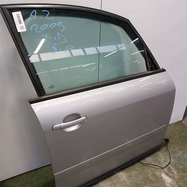 Porta anteriore destra