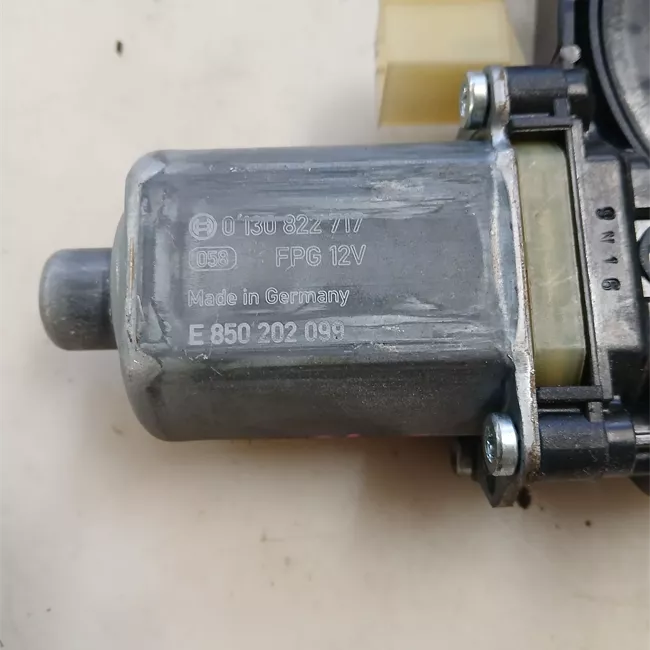 Motorino alzacristallo porta anteriore sinistro