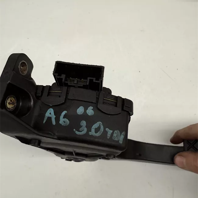 Pedale acceleratore con modulo elettronico