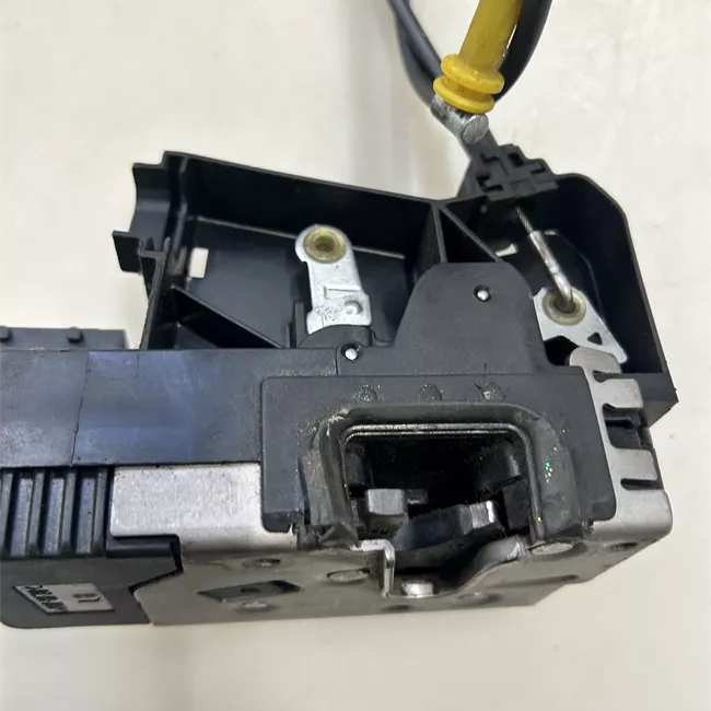 Serratura porta anteriore sinistra Superchiusura elettromagnetica