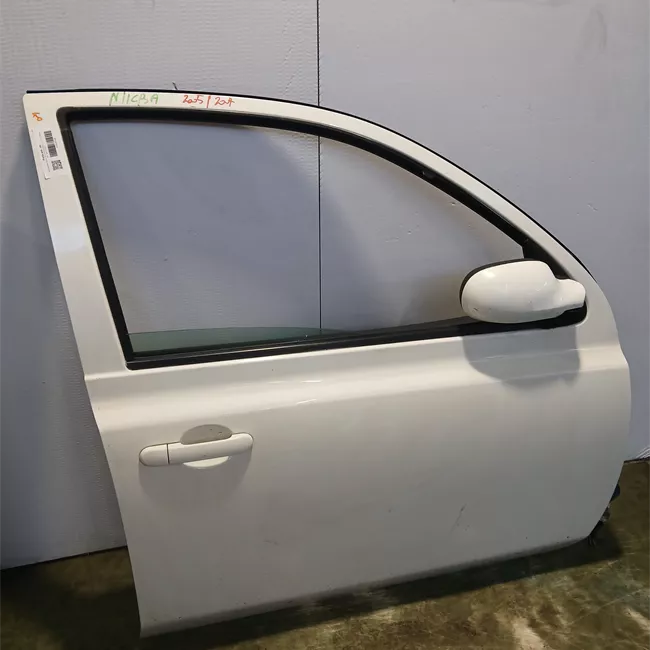 Porta anteriore destra