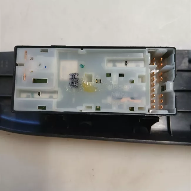 Interruttore alzacristalli porta anteriore