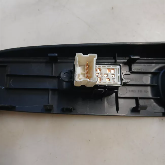 Interruttore alzacristalli porta anteriore