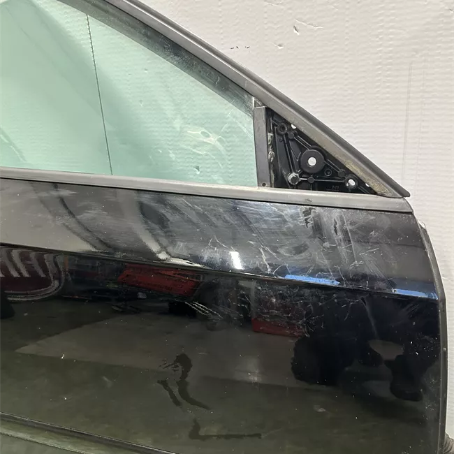 Porta anteriore destra